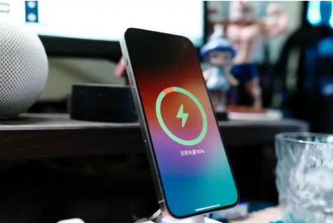 武邑苹果15换屏服务分享用什么充电器给iPhone15充电更好 